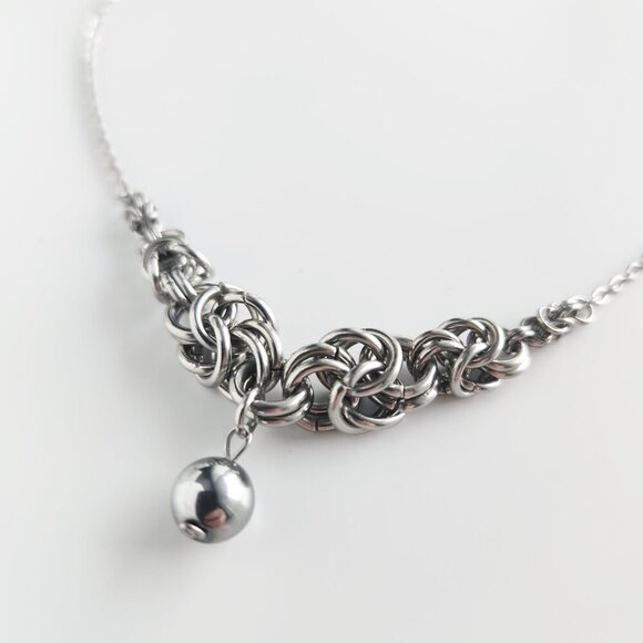 Silver Hematite pearl chainmaille choker necklace with a small silver chain - Picture 8 of 9